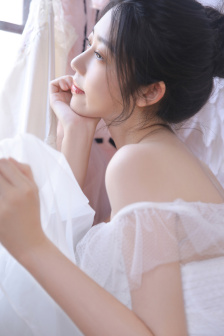 男生和女生在一起玩儿小游戏
